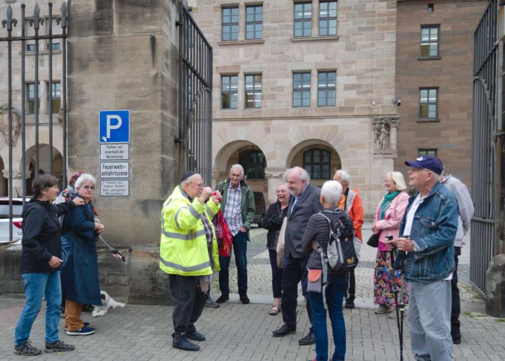 Nach dem Prozess: ... auch gut, wenn man viele schwache Freunde hat, die gemeinsam ebenfalls eine Macht sind!