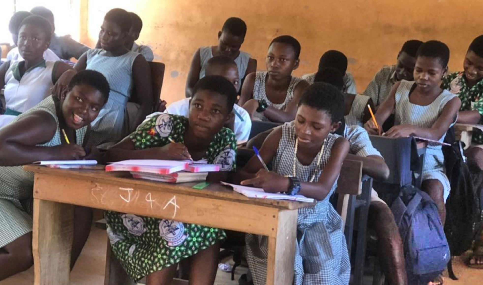 Ein Computerraum für Kinder in Amosima